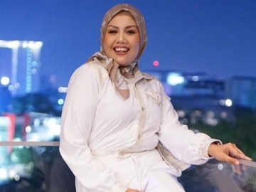 Pamer Selfie Kece Malah Disindir Pakai ‘Kamera Jahat’, Balasan Ely Sugigi Mak Jleb