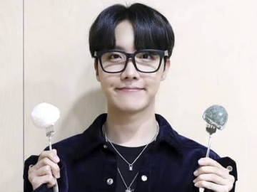 Visualisasi J-Hope BTS Berambut Gondrong Pesonanya Bikin Ambyar