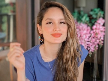 Disebut Pangling, Bola Mata Cinta Laura di Foto Masa Kecil Bareng Ayah Curi Perhatian