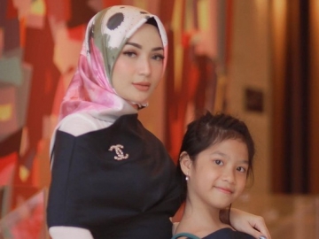 Anak Imel Putri Inisiatif Bantu Promosikan Bisnis Sang Ibu, Gayanya Bikin Gemas