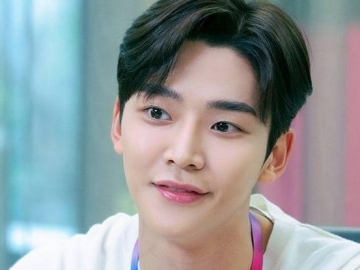 Jadi Pemasar Kosmetik, Rowoon SF9 Tampil Menawan di Drama Terbarunya