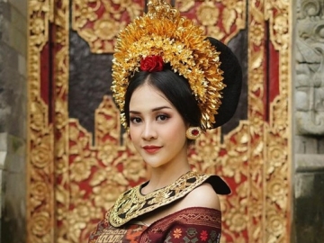 Anya Geraldine Pamer Foto Selfie Undang Komentar Nakal, Ponsel Ikut Dikomentari