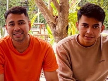 Semringah Dirangkul Bareng oleh Mama Rieta, Baju Raffi Ahmad dan Dimas Ahmad Disorot Bikin Ngakak