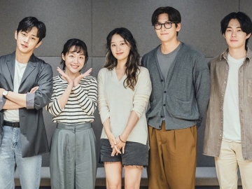 Ji Chang Wook-Kim Ji Won Cs Tampil Ceria dalam Poster Bertema Natal 'Lovestruck in the City'