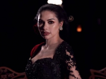 Usai Pajang Foto Seksi, Nikita Mirzani Tampil Bermukena Singgung Soal Orang Munafik