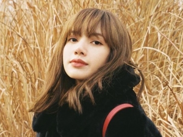 Lisa BLACKPINK Sapa Fans Tanpa Poni dan Makeup, Visualnya Bikin Kagum