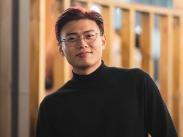 Jang Hansol Mendadak Bagikan Potret Mesra dengan Wanita, Kekasih Baru?