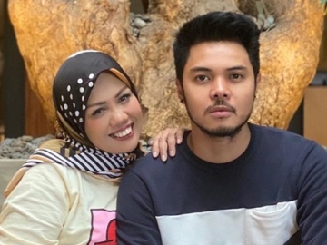 Tak Berhijab di Foto Romantis Bareng Aher, Ely Sugigi Beri Penjelasan Malah Makin Kena Hujat