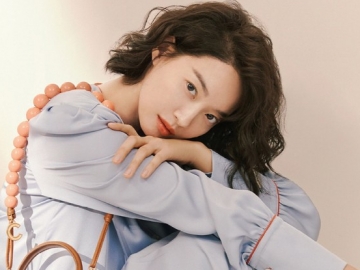 Shin Min A Pamer Kulit Mulus Bak Porcelain di Majalah, Netter: Tak Menua Sedikitpun