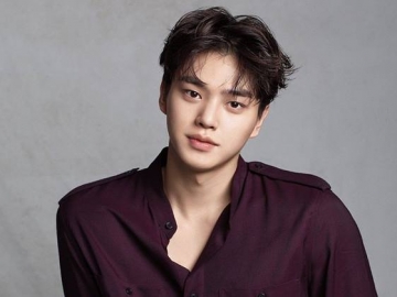 Song Kang Pamerkan Kado dari Netflix Korea, Imut Banget!