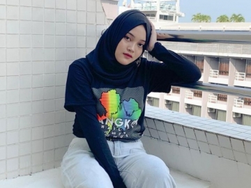 Tampil Anggun Pakai Dress Hitam, Penjepit Kertas di Punggung Putri Delina Justru Bikin Salfok