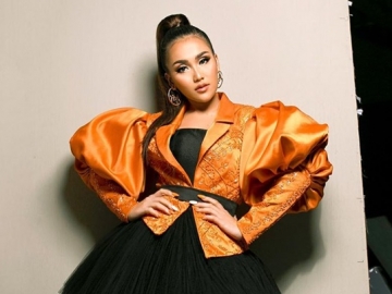 Ayu Ting Ting Semringah Pamer Hadiah Buket Bunga Usai Benarkan Batal Nikah, Dari Siapa?