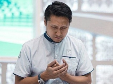 Cerita Arie Untung Temukan Banyak Hal Unik Terjadi Saat Ziarah ke Makam Syekh Ali Jaber