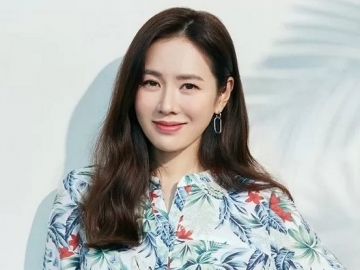 Tampil dengan Padu Padan Koleski Musim Semi, Visual Son Ye Jin Jadi Model Crocodile Ladies Disorot