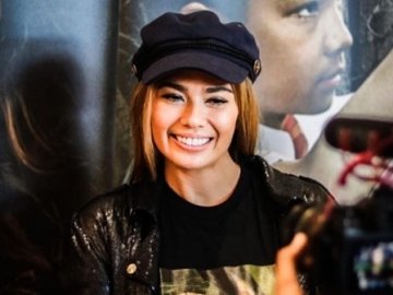 Catherine Wilson Pajang Foto Selfie Cantik Natural Pakai Mukena, Diserbu Support Rekan Artis