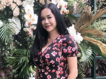 Aura Kasih Curhat Soal Kehidupan Jadi Single Parent, Paras Cantik Tertutup Masker Tetap Disorot