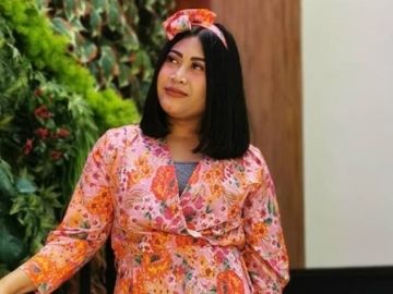 Sang Kakak Meninggal Dunia, Boiyen Nangis Unggah Foto Keranda Jenazah Seraya Sampaikan Perpisahan