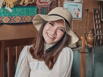 Vinessa Inez Akui Ketagihan Pole Dance, Foto Saat Pose Duduk di Tiang Banjir Pujian