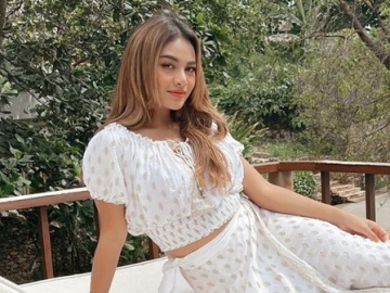 Harga Selangit Kemeja Putih Aurel Hermansyah untuk Pas Foto Buku Nikah Terungkap, Bikin Syok
