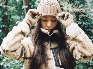 Krystal Menggoda Fans dengan Gaun Merah Cerah, Netter: Gak Pernah Jelek ya Anda