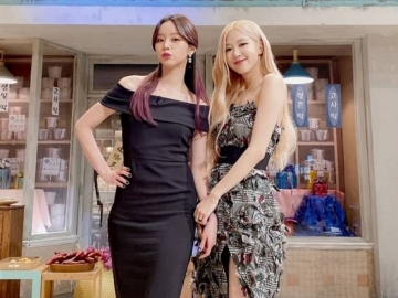 Pamer Persahabatan, Hyeri-Rose Datang Sambil Gandengan Tangan Erat untuk Syuting 'Knowing Brothers'