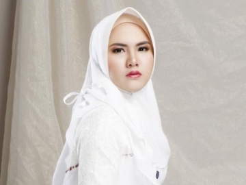 Evelin Nada Anjani Bikin Heboh Usai Pamer Foto Peluk Mesra Pria, Netter Duga 2 Artis Ini