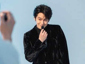 Menolak Tua, Kim Bum Pamerkan Senyum di Still Cuts 'Law School' Bikin Lumer!