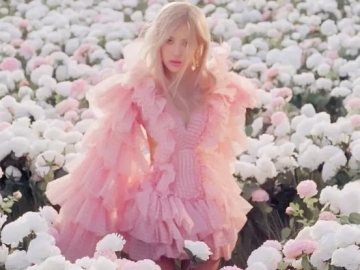 Hargai Kerja Keras Timnya, Rose BLACKPINK Beri Hadiah Dompet Mewah dari YSL