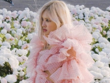 Rose Beri Hadiah ke Fans Foto Syuting MV 'On The Ground'