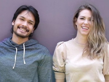 Istri Randy Pangalila Melahirkan Anak Pertama, Paras Sang Bayi Disambut Pujian Rekan Artis