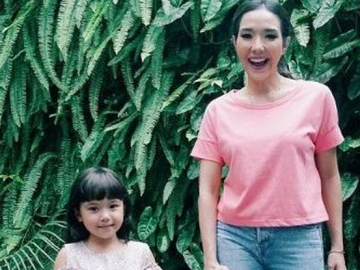  Gisella Anastasia Ngakak Gempi Minta Pose Seperti Ini