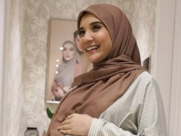 Zaskia Sungkar 'Paksa' Sang Putra Pakai Baju Kebesaran Demi Kembaran, Gemas!