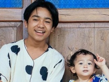 Betrand Peto Menghayati Kala Senandungkan Lagu Sendu, Tak Sadar Aksi Sang Adik Bungsu Bikin Gemas