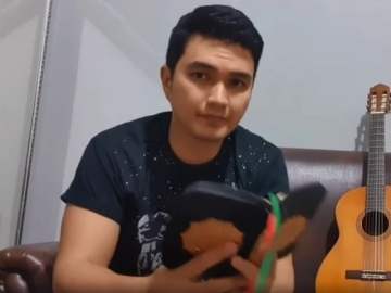 Aldi Taher Unggah Editan Fotonya Cium Deddy Corbuzier, Tanda Merah di Leher Justru Bikin Salfok