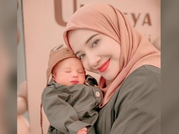 Putra Zaskia Sungkar Sudah Tengkurap Hingga Bisa Angkat Kepala di Usia 1 Minggu, Tuai Respons Begini