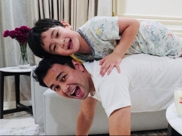 Lihat Raffi Ahmad Duduk Berdua dengan Wanita Cantik, Rafathar Tatap 'Sinis': Jangan Macam-macam Yah!