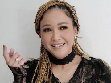 Saat Umrah Maia Estianty Kena Kotoran Burung, Apa Artinya?