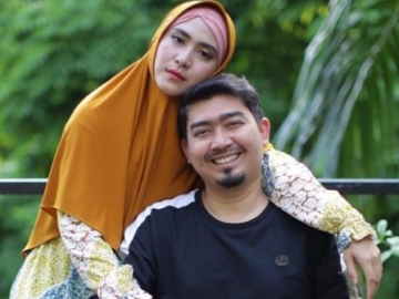 Pinjam Uang Istri Saat Bangkrut, Kini Ustadz Solmed Hadiahi April Jasmine Mobil Mewah