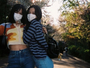 Lisa dan Jisoo Pamer Asyiknya Kencan Berdua dan Seru-Seruan Belanja Pakaian