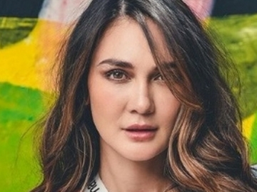  Foto di Bawah Air Tanpa Make Up, Luna Maya Panen Pujian