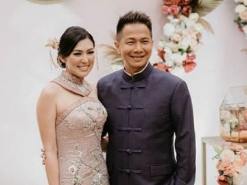 Delon Thamrin Kasih Angpao Emas ke Sang Ibu