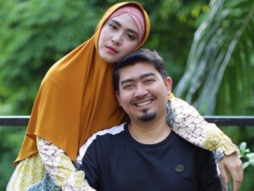 Ustadz Solmed Hadiahi April Jasmine Mobil Mewah