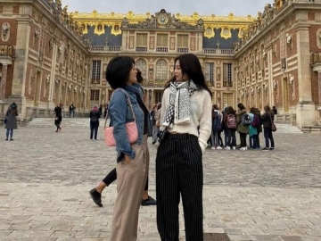 Netizen Kagumi Gaya Busana Keren Ibunda Jennie Hingga Beri Julukan Fashionista