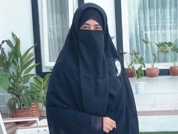    Umi Pipik Ingin Buka Komunikasi Dengan Dua Istri Alm. Uje