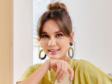 Pakai Cincin di Jari Manis, Luna Maya Segera Nikah?