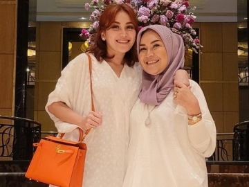 Ayu Ting Ting Diterpa Gosip Lagi dan Banjir Hujatan, Umi Kalsum Curhat Mendalam Begini