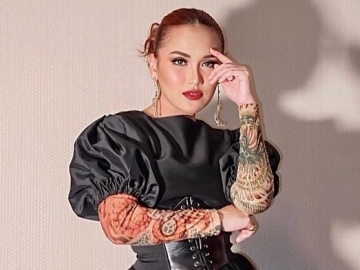 Ayu Ting Ting Kerap Dihujat Publik, Umi Kalsum: Lelah Ya Anak Kita Dizalimi Terus