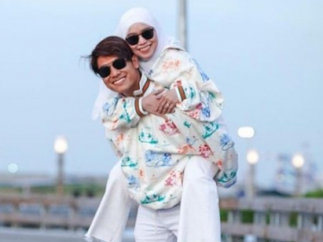 Dijamin Photogenic! 7 Rekomendasi Pose Pasangan Ala Rizky Billar-Lesti Kejora dan Selebriti Lainnya