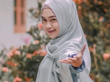  Sahabat Tunggu Ria Ricis Turun dari Puncak Wei Rebo Untuk Kabari Kematian Ayahnya