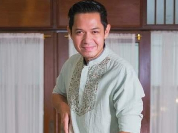 Ketika Arie Untung Uji Kesabaran Dude Harlino di Instagram